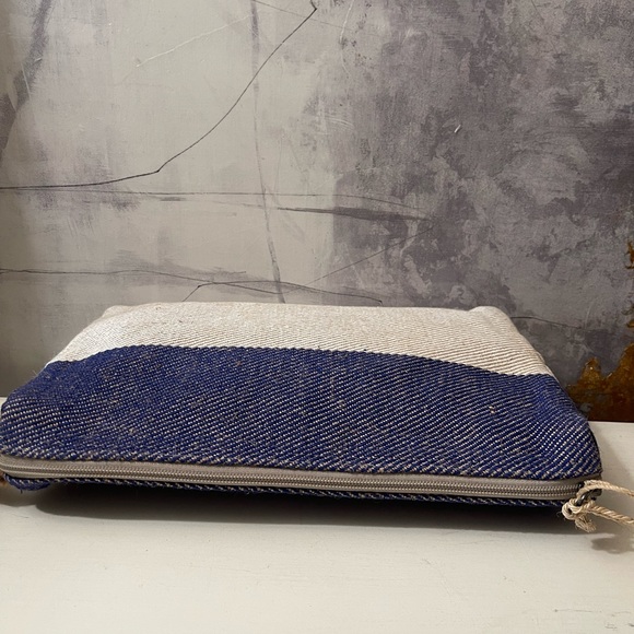 Korissa  BLOCK-A-CLUTCH blue jute clutch - Picture 3 of 7